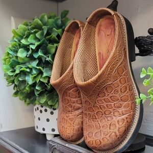 Twisted X Tan Textured Clogs
